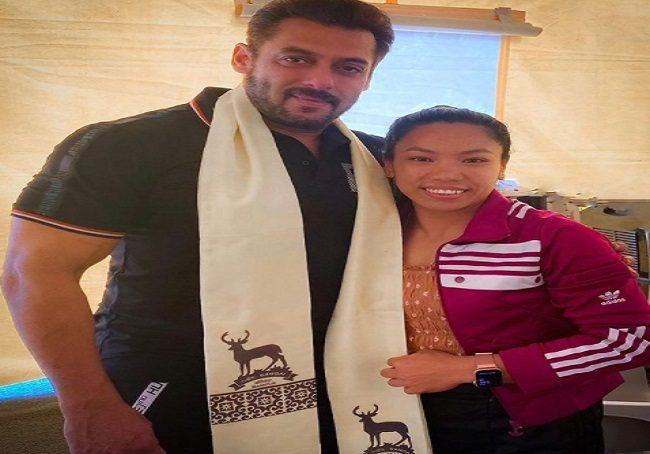 Tokyo Olympics: ... so Salman Khan became a troll on social media after meeting weightlifter Mirabai Chanu | Tokyo Olympics: ...म्हणून वेटलिफ्टर मीराबाई चानूची भेट घेतल्यानंतर सोशल मीडियावर ट्रोल होतोय सलमान खान Tokyo Olympics: ... so Salman Khan became a troll on social media after meeting weightlifter Mirabai Chanu | Tokyo Olympics: ...म्हणून वेटलिफ्टर मीराबाई चानूची भेट घेतल्यानंतर सोशल मीडियावर ट्रोल होतोय सलमान खान