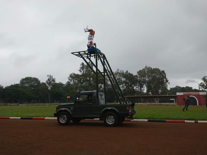 Independence Day 2021: An hour-long 'Shirshasana' on a running gypsy, a lieutenant colonel in the Indian Army performed yoga on Independence Day | Independence Day 2021: धावत्या जिप्सीवर एक तास 'शीर्षासन', स्वातंत्र्य दिनी भारतीय सेनेतील लेफ्टनंट कर्नलनी साधला योग Independence Day 2021: An hour-long 'Shirshasana' on a running gypsy, a lieutenant colonel in the Indian Army performed yoga on Independence Day | Independence Day 2021: धावत्या जिप्सीवर एक तास 'शीर्षासन', स्वातंत्र्य दिनी भारतीय सेनेतील लेफ्टनंट कर्नलनी साधला योग