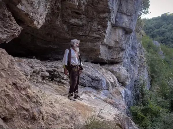 man gets Corona vaccine after 20 years in cave as he finally learns of pandemic | बाबो! ...म्हणून 20 वर्षे गुहेत राहत होती 'ही' व्यक्ती; कोरोनाबाबत समजताच केलं 'हे' मोठं काम