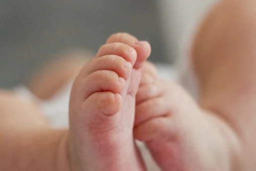 The woman was annoyed by her babys constant crying she glued sons lips | बाळाचं तोंड चिटकवून टाकलं; सतत रडत असल्याने आईने केले गंभीर कृत्य