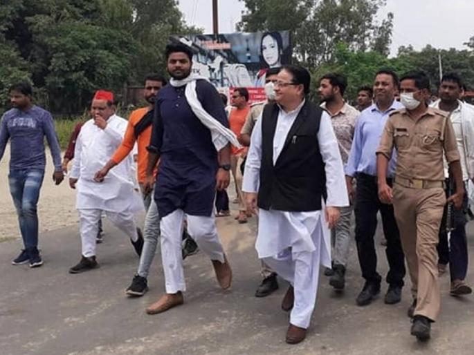 Video moradabad sp mp st hasan forget national anthem after flag hoisting | Video - अरे देवा! ध्वजारोहणानंतर खासदार राष्ट्रगीतच विसरले; दोन ओळींनंतर थेट शेवटच्या ओळीवर पोहोचले Video moradabad sp mp st hasan forget national anthem after flag hoisting | Video - अरे देवा! ध्वजारोहणानंतर खासदार राष्ट्रगीतच विसरले; दोन ओळींनंतर थेट शेवटच्या ओळीवर पोहोचले