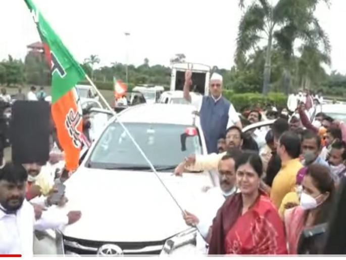Our leader Pankaja Munde; The Jan Ashirwad Yatra started with energy from Gopinath Gad | आमच्या नेत्या पंकजा मुंडे; गोपीनाथ गडावरील उर्जा घेऊन यात्रेला सुरुवात Our leader Pankaja Munde; The Jan Ashirwad Yatra started with energy from Gopinath Gad | आमच्या नेत्या पंकजा मुंडे; गोपीनाथ गडावरील उर्जा घेऊन यात्रेला सुरुवात