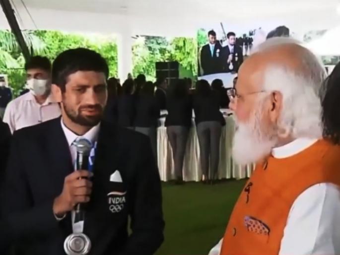 pm narendra modi complaint olympic medal winner ravi kumar dahiya while conversation | “मला तुझी एक गोष्ट पटली नाही”; ऑलिम्पिक पदक विजेत्या रवीवर PM मोदी नाराज! pm narendra modi complaint olympic medal winner ravi kumar dahiya while conversation | “मला तुझी एक गोष्ट पटली नाही”; ऑलिम्पिक पदक विजेत्या रवीवर PM मोदी नाराज!