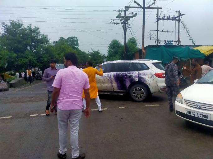 Shiv Sainiks hurled stones at Kirit Somaiya's convoy and threw ink on the car | किरीट सोमय्या यांच्या ताफ्यावर शिवसैनिकांकडून दगडफेक, कारवर फेकली शाई  Shiv Sainiks hurled stones at Kirit Somaiya's convoy and threw ink on the car | किरीट सोमय्या यांच्या ताफ्यावर शिवसैनिकांकडून दगडफेक, कारवर फेकली शाई