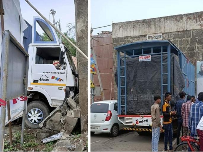 Now the historic Barapulla Gate is hit by a loaded container | आता ऐतिहासिक बारापुल्ला गेटला भरधाव कंटेनरची धडक Now the historic Barapulla Gate is hit by a loaded container | आता ऐतिहासिक बारापुल्ला गेटला भरधाव कंटेनरची धडक