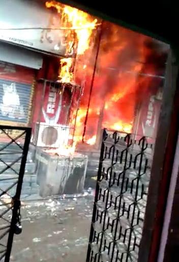 Shops in Bhiwandi market on fire; Four shops were gutted in the fire | भिवंडी बाजारपेठेतील दुकानांना भीषण आग; आगीत चार दुकाने जळून खाक Shops in Bhiwandi market on fire; Four shops were gutted in the fire | भिवंडी बाजारपेठेतील दुकानांना भीषण आग; आगीत चार दुकाने जळून खाक