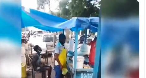 Video: Arrested for urinating in Panipuri water; Action after video goes viral | Video : पाणीपुरीच्या पाण्यात लघवी मिसळणाऱ्यास अटक; व्हिडीओ व्हायरल झाल्यानंतर कारवाई Video: Arrested for urinating in Panipuri water; Action after video goes viral | Video : पाणीपुरीच्या पाण्यात लघवी मिसळणाऱ्यास अटक; व्हिडीओ व्हायरल झाल्यानंतर कारवाई