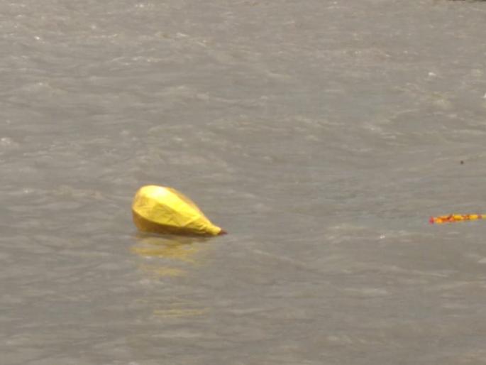 narali purnima celebrated offering gold plated coconuts to the sea in uran | उरणमध्ये सोन्याचा मुलामा असलेला नारळ समुद्राला अर्पण करून केला नारळी पौर्णिमा उत्सव साजरा narali purnima celebrated offering gold plated coconuts to the sea in uran | उरणमध्ये सोन्याचा मुलामा असलेला नारळ समुद्राला अर्पण करून केला नारळी पौर्णिमा उत्सव साजरा