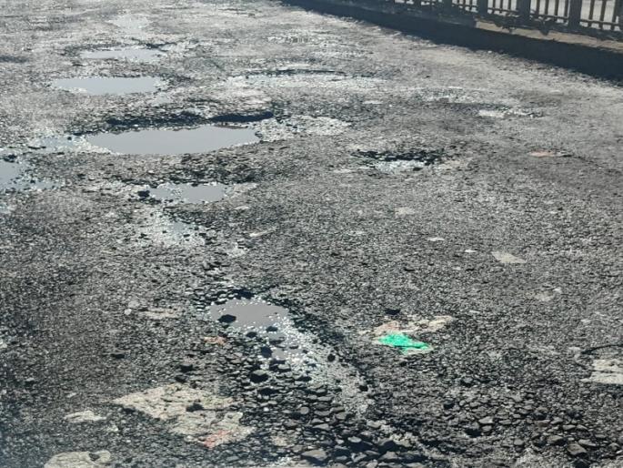 Due to temporary repairs, potholes are again on the Aurangabad-Jalna highway | थातूरमातूर डागडुजीमुळे औरंगाबाद-जालना महार्गावर पुन्हा खड्डडेच खड्डे