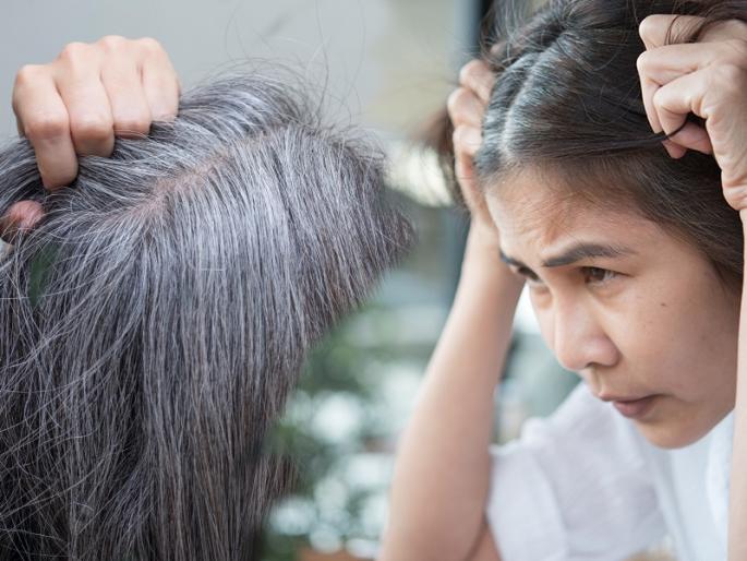 White hair : White hair problem solution know here home remedies for dark hair | White hair : डोक्यावरचे पांढरे केस दिवसेंदिवस वाढताहेत? मग काळ्या, दाट केसांसाठी 'हे' घ्या घरगुती उपाय