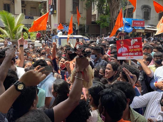 Shiv Sena's sloganeering against Rane; Struggle between Shiv Sainik police to catch blown chickens! | राणेंच्या विरोधात शिवसेनेची घोषणाबाजी; उडवलेल्या कोंबड्या पकडण्यासाठी शिवसैनिक पोलीस यांच्यात झटापट!