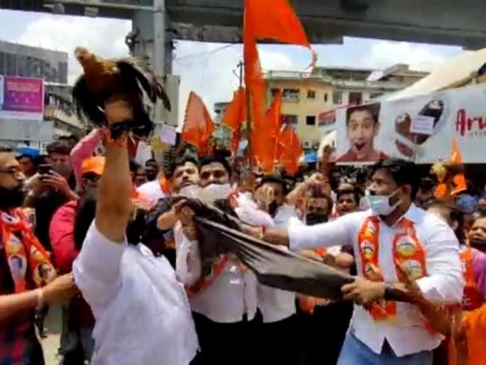 Video BJP Narayan Rane vs Shivsena Uddhav Thackeray in kalyan Dombivali | Narayan Rane vs Shivsena : नारायण राणेंविरोधात संतापाची लाट; 'कोंबडीचोर' म्हणत शिवसैनिकांनी हवेत भिरकावल्या कोंबड्या Video BJP Narayan Rane vs Shivsena Uddhav Thackeray in kalyan Dombivali | Narayan Rane vs Shivsena : नारायण राणेंविरोधात संतापाची लाट; 'कोंबडीचोर' म्हणत शिवसैनिकांनी हवेत भिरकावल्या कोंबड्या