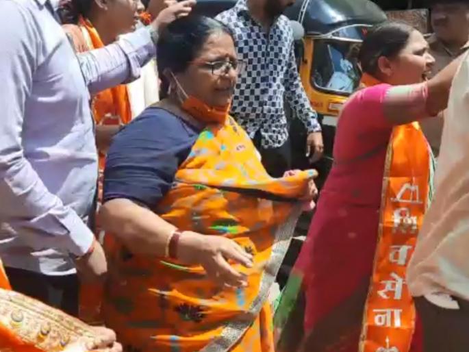 Narayan Rane: Shiv Sena throws hens in BJP office; Struggle among activists | Narayan Rane : शिवसेनेने भाजप कार्यालयात फेकल्या कोंबड्या; कार्यकर्त्यांमध्ये झटापट Narayan Rane: Shiv Sena throws hens in BJP office; Struggle among activists | Narayan Rane : शिवसेनेने भाजप कार्यालयात फेकल्या कोंबड्या; कार्यकर्त्यांमध्ये झटापट
