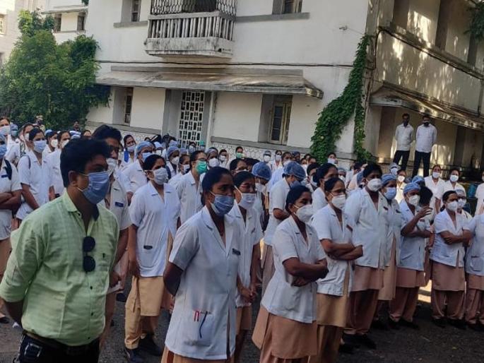 The nurses at the Ghati hospital of Aurangabad called a strike | घाटी रुग्णालयात परिचारिकांनी पुकारले कामबंद आंदोलन; आश्वासनानंतर २ तासात पुन्हा कामावर