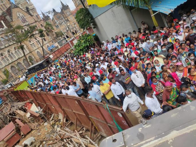 akrosh morcha of fishermen at bmc headquarters large number of fishermen participated | मच्छिमारांचा पालिका मुख्यालयावर धडक आक्रोश मोर्चा; मोर्चात मच्छिमार बांधव व महिला मोठ्या संख्यने सहभागी  akrosh morcha of fishermen at bmc headquarters large number of fishermen participated | मच्छिमारांचा पालिका मुख्यालयावर धडक आक्रोश मोर्चा; मोर्चात मच्छिमार बांधव व महिला मोठ्या संख्यने सहभागी