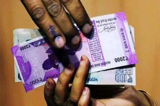 The team broke into the toilet of the hotel to catch the corrupt officer, the accused flushed thousands of rupees and ... | Bribe Case: लाचखोर अधिकाऱ्याला रंगेहात पकडण्यासाठी हॉटेलच्या टॉयलेटमध्ये घुसली टीम, आरोपीने हजारो रुपये केले फ्लश आणि... The team broke into the toilet of the hotel to catch the corrupt officer, the accused flushed thousands of rupees and ... | Bribe Case: लाचखोर अधिकाऱ्याला रंगेहात पकडण्यासाठी हॉटेलच्या टॉयलेटमध्ये घुसली टीम, आरोपीने हजारो रुपये केले फ्लश आणि...