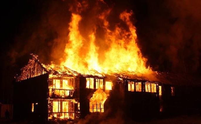 Husband became a beast to grab property, wife and children were locked in the house and then Sets Fire | Crime News: प्रॉपर्टी हडपण्यासाठी पती बनला हैवान, पत्नी आणि मुलांना घरात कोंडून लावली आग आणि मग...