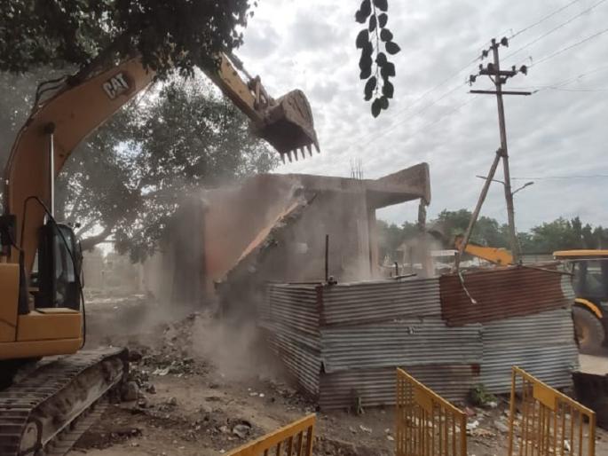 Finally, the commercial complex of Paithan Municipality is a demolition | अखेर पैठण नगर पालिकेचे व्यापारी संकुल जमीनदोस्त Finally, the commercial complex of Paithan Municipality is a demolition | अखेर पैठण नगर पालिकेचे व्यापारी संकुल जमीनदोस्त