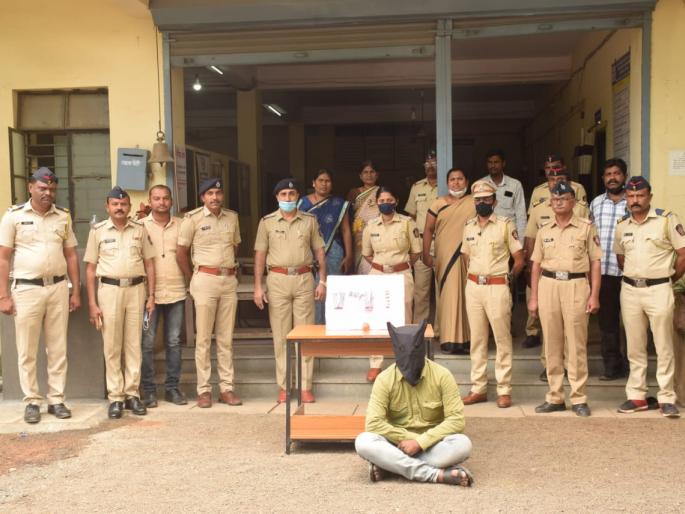 One arrested for illegally carrying a pistol in latur | बेकायदेशीररीत्या विनापरवाना गावठी पिस्तूल बाळगल्याप्रकरणी एकाला अटक One arrested for illegally carrying a pistol in latur | बेकायदेशीररीत्या विनापरवाना गावठी पिस्तूल बाळगल्याप्रकरणी एकाला अटक