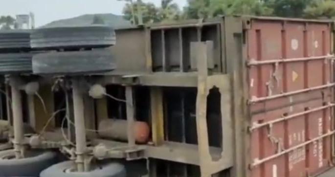 Container overturns on Mumbai-Ahmedabad highway, disrupts traffic | मुंबई-अहमदाबाद महामार्गावर कंटेनर पलटला, वाहतूक विस्कळीत
