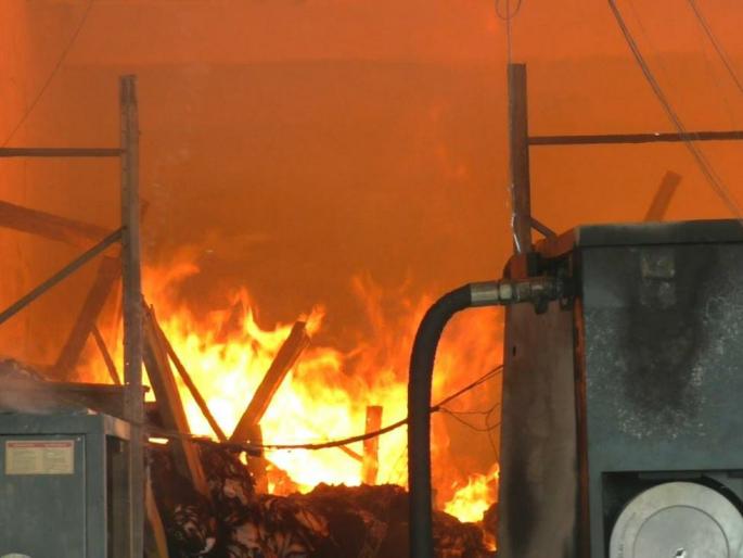 Massive fire at Bhiwandi godown thane | भिवंडीत पुन्हा अग्नितांडव! गोदामाला लागलेल्या आगीत पाच गोदाम जळून खाक Massive fire at Bhiwandi godown thane | भिवंडीत पुन्हा अग्नितांडव! गोदामाला लागलेल्या आगीत पाच गोदाम जळून खाक