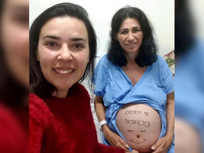 53 year old grandmother gives birth to own granddaughter to save life of her daughter | आजी राहीली गरोदर, दिला स्वत:च्याच नातीला जन्म, सोशल मिडियावर होतोय कौतुकाचा वर्षाव! 53 year old grandmother gives birth to own granddaughter to save life of her daughter | आजी राहीली गरोदर, दिला स्वत:च्याच नातीला जन्म, सोशल मिडियावर होतोय कौतुकाचा वर्षाव!