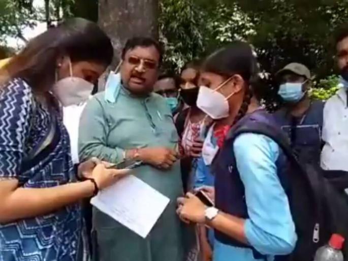 congress attacked on shivraj minister video where he said officer to take care of girl because of cm caste | राजकारण तापलं! 'विद्यार्थिनी मुख्यमंत्र्यांच्या जातीची आहे, म्हणून...'; भाजपा मंत्र्याचा 'तो' Video व्हायरल congress attacked on shivraj minister video where he said officer to take care of girl because of cm caste | राजकारण तापलं! 'विद्यार्थिनी मुख्यमंत्र्यांच्या जातीची आहे, म्हणून...'; भाजपा मंत्र्याचा 'तो' Video व्हायरल