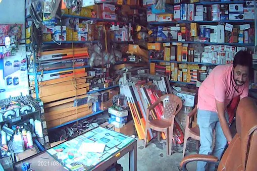 Crime News hamirpur bjp youth worker arrested in hamirpur in theft case | धक्कादायक! इंजिनिअरिंगचं शिक्षण घेतलेल्या भाजपा नेत्याने दुकानात केली चोरी; घटना CCTVमध्ये कैद