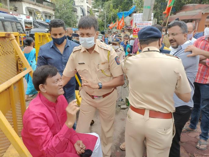 BJP agitation in Goregaon to reopen religious places | धार्मिक स्थळे पुन्हा सुरू करण्यासाठी भाजपाचे गोरेगावात आंदोलन, पोलिसांनी घेतले ताब्यात BJP agitation in Goregaon to reopen religious places | धार्मिक स्थळे पुन्हा सुरू करण्यासाठी भाजपाचे गोरेगावात आंदोलन, पोलिसांनी घेतले ताब्यात