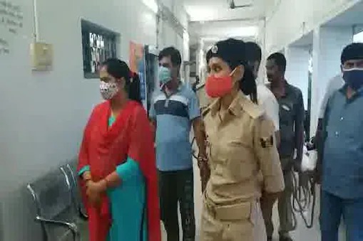 crime news wife seema conspires to kill husband and girlfriend shabnam love triangle | मर्डर मिस्ट्री! डॉक्टरच्या पहिल्या पत्नीने रचला दुसरीच्या हत्येचा कट पण मास्कमुळे तिसरीनेच गमावला जीव crime news wife seema conspires to kill husband and girlfriend shabnam love triangle | मर्डर मिस्ट्री! डॉक्टरच्या पहिल्या पत्नीने रचला दुसरीच्या हत्येचा कट पण मास्कमुळे तिसरीनेच गमावला जीव