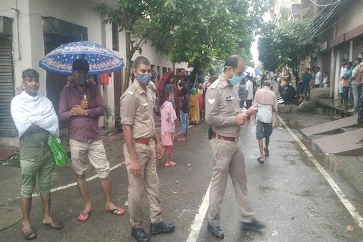 The rains caused an electric shock, killing five people, including mother Daughter, who were trying to save each other | पावसामुळे करंट पसरला, एकमेकांना वाचवण्याच्या नादात मायलेकींसह पाच जणांचा मृत्यू The rains caused an electric shock, killing five people, including mother Daughter, who were trying to save each other | पावसामुळे करंट पसरला, एकमेकांना वाचवण्याच्या नादात मायलेकींसह पाच जणांचा मृत्यू