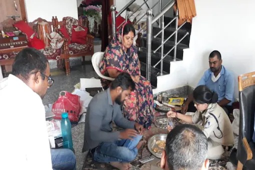 Millions of rupees found in the house of a woman sarpanch in Madhya Pradesh | दागदागिने, ३० गाड्या, घरात स्वीमिंग पूल, महिला सरपंचाकडे सापडले घबाड, अधिकारी मोजून थकले Millions of rupees found in the house of a woman sarpanch in Madhya Pradesh | दागदागिने, ३० गाड्या, घरात स्वीमिंग पूल, महिला सरपंचाकडे सापडले घबाड, अधिकारी मोजून थकले