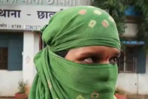 Husband forcibly eats beef to convert, serious allegations of woman | धर्म बदलण्यासाठी पतीने जबरदस्तीने खायला लावले गोमांस, महिलेची गंभीर आरोप 