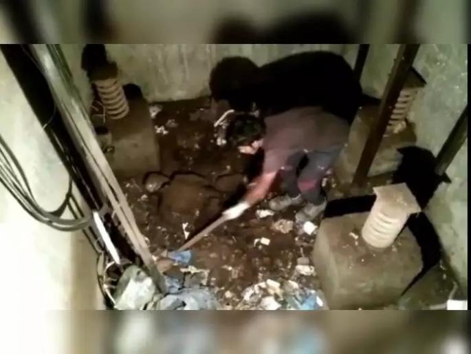 A skeleton found in the hospital elevator in Basti | रुग्णालयातील लिफ्टमध्ये सापडला २४ वर्षांपूर्वीचा सांगाडा, पाहून उडाली एकच खळबळ A skeleton found in the hospital elevator in Basti | रुग्णालयातील लिफ्टमध्ये सापडला २४ वर्षांपूर्वीचा सांगाडा, पाहून उडाली एकच खळबळ