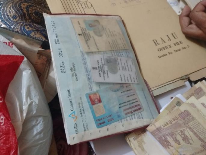 Elderly hospitalized and discharged home; old notes and ornamates found in the house | वृद्धेवर रुग्णालयात उपचार करून सोडले घरी; घरात सापडला लाखोंचा ऐवज Elderly hospitalized and discharged home; old notes and ornamates found in the house | वृद्धेवर रुग्णालयात उपचार करून सोडले घरी; घरात सापडला लाखोंचा ऐवज