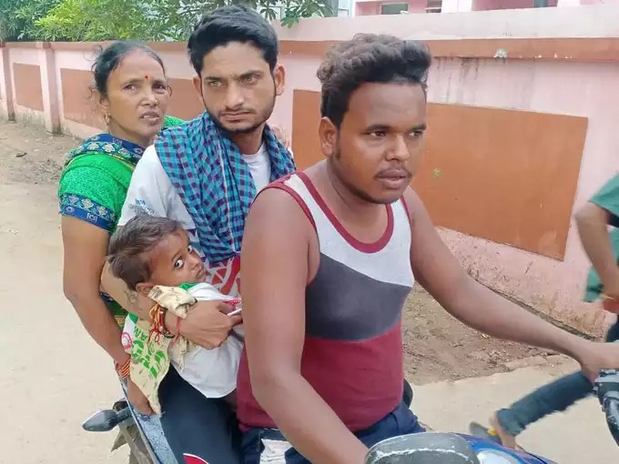 Outbreak of dengue in Uttar Pradesh | उत्तर प्रदेशमध्ये भयावह आजाराचे थैमान, आजारी मुलाला पाहून आई तडफडतेय, कडेवर घेऊन वडिलांची वणवण Outbreak of dengue in Uttar Pradesh | उत्तर प्रदेशमध्ये भयावह आजाराचे थैमान, आजारी मुलाला पाहून आई तडफडतेय, कडेवर घेऊन वडिलांची वणवण