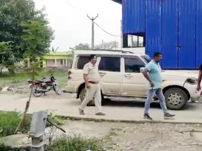 bihar policemen raid were cut with sword by criminals police officer head was torn off vaishali | छापेमारीसाठी गेलेल्या पोलिसांवर आरोपीचा तलवारीने हल्ला; अधिकाऱ्याचं डोकं फुटलं, अनेक पोलीस जखमी bihar policemen raid were cut with sword by criminals police officer head was torn off vaishali | छापेमारीसाठी गेलेल्या पोलिसांवर आरोपीचा तलवारीने हल्ला; अधिकाऱ्याचं डोकं फुटलं, अनेक पोलीस जखमी