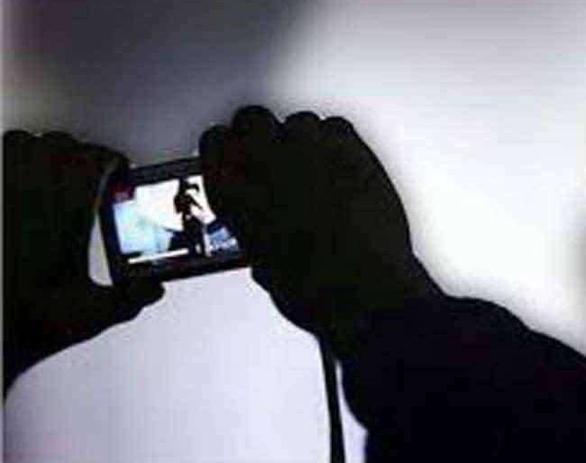 Crime News: In the video, a friend was seen raping a girl, The father took revenge by killing the accused | Crime News : व्हिडीओमध्ये मित्रच मुलीवर बलात्कार करताना दिसला, वडिलांनी आरोपीला क्रूर शिक्षा देत बदला घेतला