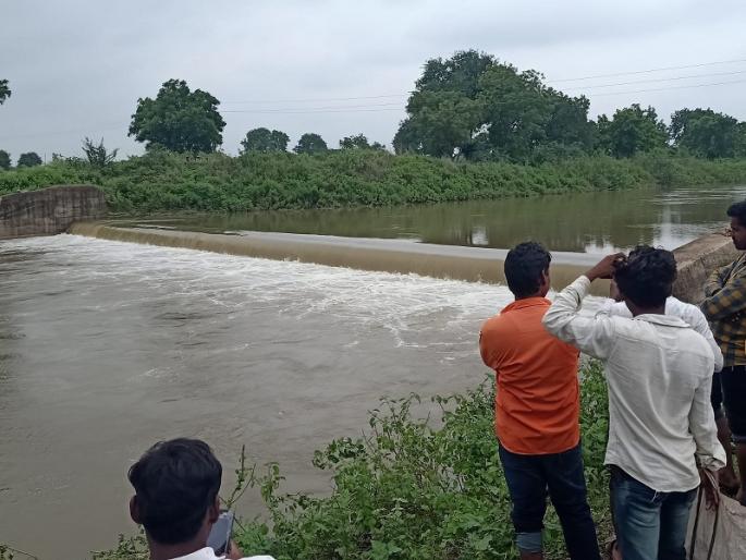 Heartbreaker! The drowning boy survived; But the three who saved him drowned | ह्रदयद्रावक ! बुडणारा मुलगा वाचला; पण त्याला वाचविणारे तिघे बुडाले