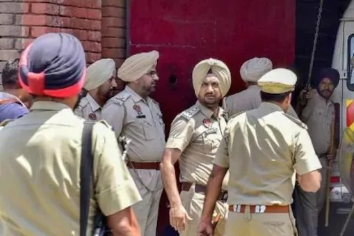 The bridegroom was angry that the diamond ring was not given in the sugar bowl; The men in the tent were beaten to death | साखरपुड्यात "डायमंड रिंग" दिली नाही नवरदेव रागवला; मंडपातच नवरीकडील मंडळींना बेदम चोपलं