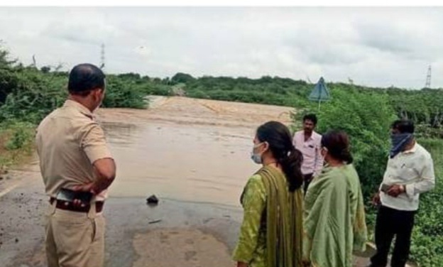 Big news; Precedence in 34 villages of Solapur district due to heavy rains | मोठी बातमी; मोठया पावसामुळे सोलापूर जिल्ह्यातील ३४ गावांमध्ये पूरस्थिती Big news; Precedence in 34 villages of Solapur district due to heavy rains | मोठी बातमी; मोठया पावसामुळे सोलापूर जिल्ह्यातील ३४ गावांमध्ये पूरस्थिती