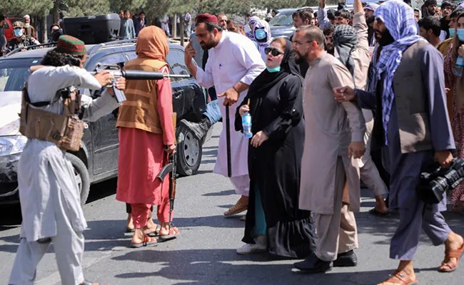 Afghanistan Crisis: Women stand fearless in the face of Taliban terror | Afghanistan Crisis: तालिबानच्या दहशतीला चपराक, रोखलेल्या बंदुकीसमोर निडरपणे उभी राहिली महिला Afghanistan Crisis: Women stand fearless in the face of Taliban terror | Afghanistan Crisis: तालिबानच्या दहशतीला चपराक, रोखलेल्या बंदुकीसमोर निडरपणे उभी राहिली महिला