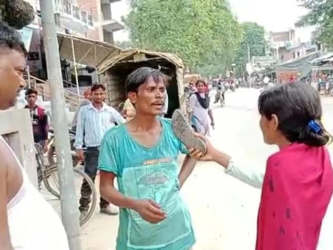 raebareli chappal girl manchala was beaten up in the middle of the road | 'त्याने' फोन नंबर मागितला, 'तिने' चप्पलेने धू धू धुतला; 'थप्पड गर्ल'नंतर 'चप्पल गर्ल'चा Video व्हायरल raebareli chappal girl manchala was beaten up in the middle of the road | 'त्याने' फोन नंबर मागितला, 'तिने' चप्पलेने धू धू धुतला; 'थप्पड गर्ल'नंतर 'चप्पल गर्ल'चा Video व्हायरल