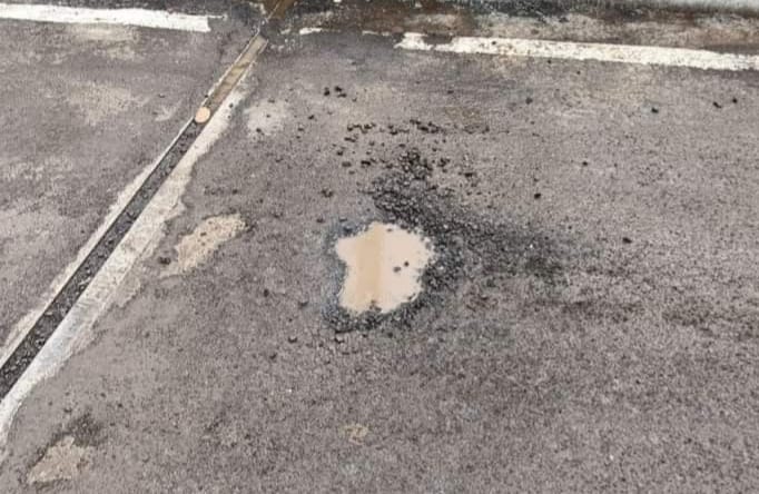 In just 48 hours, a pit fell on the Kopar flyover caused by Sena-BJP jugalbandi | सेना-भाजपच्या जुगलबंदीने गाजलेल्या कोपर उड्डाणपुलावर अवघ्या ४८ तासात पडला खड्डा, महापालिका, शिवसेनेची सारवासारव In just 48 hours, a pit fell on the Kopar flyover caused by Sena-BJP jugalbandi | सेना-भाजपच्या जुगलबंदीने गाजलेल्या कोपर उड्डाणपुलावर अवघ्या ४८ तासात पडला खड्डा, महापालिका, शिवसेनेची सारवासारव