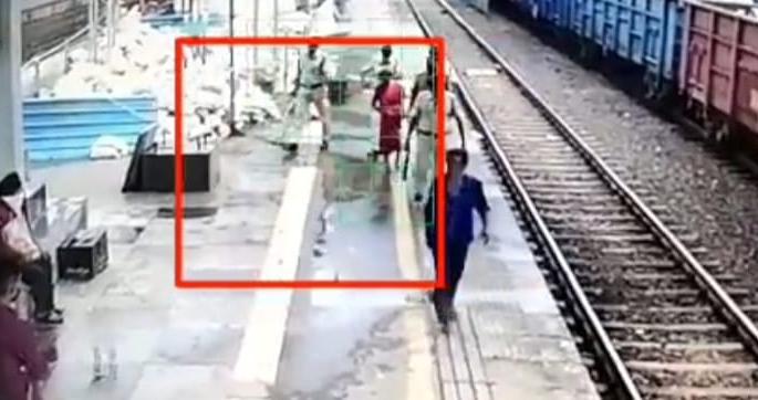 The time had come but the time had not come; The police became angels for the old lady | Video : काळ आला होता पण वेळ आली नव्हती; पोलीस वृद्ध महिलेसाठी बनला देवदूत The time had come but the time had not come; The police became angels for the old lady | Video : काळ आला होता पण वेळ आली नव्हती; पोलीस वृद्ध महिलेसाठी बनला देवदूत