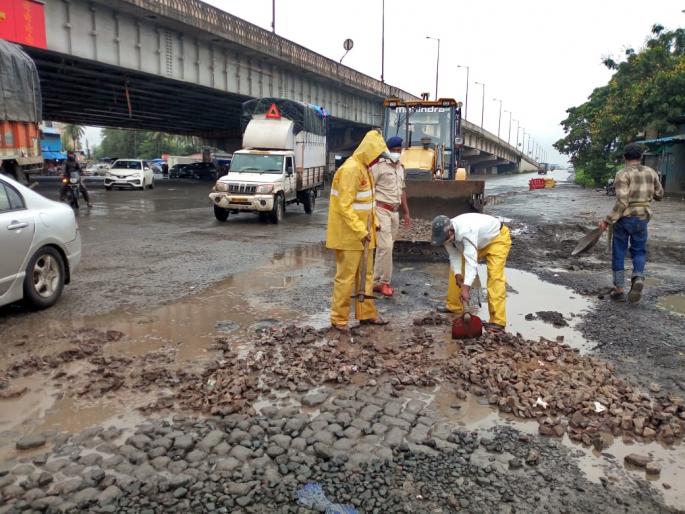 Police should not look at the bad condition of roads! In Bhiwandi, the traffic police filled the potholes on the road | रस्त्यांची दुरावस्था पोलिसांना बघवेना! भिवंडीत वाहतूक पोलिसांनी बुजवले रस्त्यावरील खड्डे  Police should not look at the bad condition of roads! In Bhiwandi, the traffic police filled the potholes on the road | रस्त्यांची दुरावस्था पोलिसांना बघवेना! भिवंडीत वाहतूक पोलिसांनी बुजवले रस्त्यावरील खड्डे
