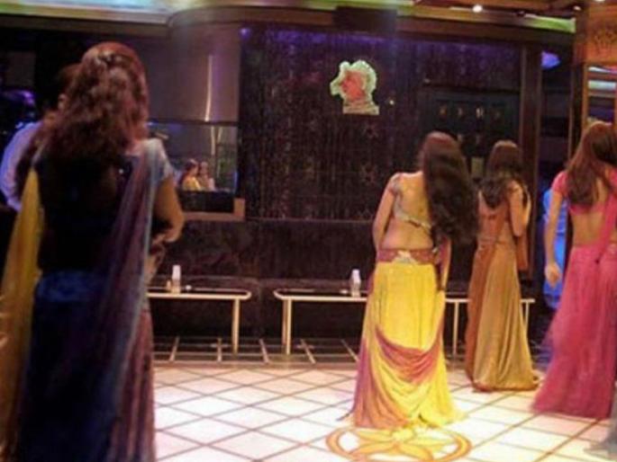 Raid on Bars where going on Obscene gestures, social distance fuzz, 56 arreste | अश्लील हावभाव, सोशल डिस्टन्सचा फज्जा उडवणाऱ्या बारवर छापा, 56 जण ताब्यात Raid on Bars where going on Obscene gestures, social distance fuzz, 56 arreste | अश्लील हावभाव, सोशल डिस्टन्सचा फज्जा उडवणाऱ्या बारवर छापा, 56 जण ताब्यात