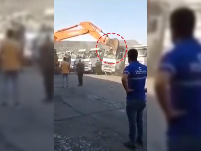 when salary was not increased employee destroyed vehicles funny video goes viral | बॉसने सॅलरी वाढवली नाही, म्हणून त्यानं केलं 'हे' भयानक कृत्य, जेसीबी घेऊन आला अन्... when salary was not increased employee destroyed vehicles funny video goes viral | बॉसने सॅलरी वाढवली नाही, म्हणून त्यानं केलं 'हे' भयानक कृत्य, जेसीबी घेऊन आला अन्...