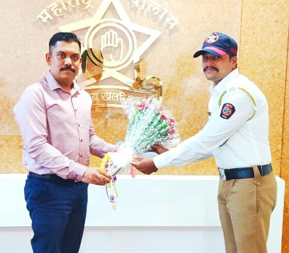 Khaki uniforms rushed to the aid of Ganesh devotees! Notice from the Superintendent of Police; Staff felicitations | गणेशभक्तांच्या मदतीला धावली खाकी वर्दी! पोलीस अधिक्षकांकडून दखल; कर्मचाऱ्याचा सत्कार