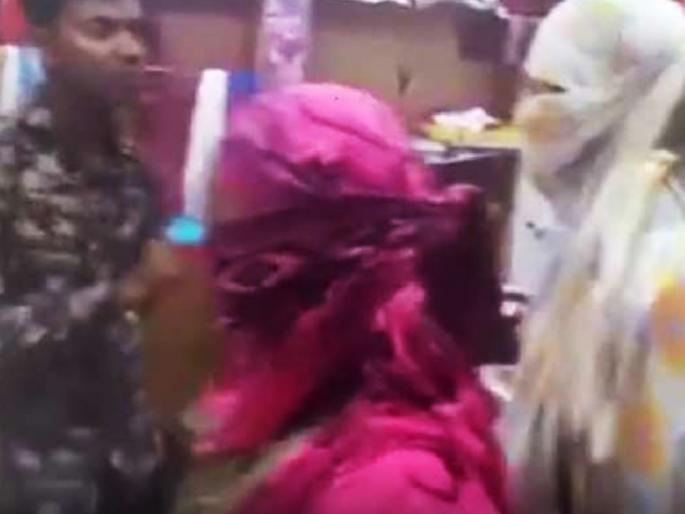 Tailor used to lure girls into the trap of love under the pretext of sewing clothes | कपडे शिवण्याच्या बहाण्यानं मुलींना प्रेमाच्या जाळ्यात ओढायचा टेलर, भांडाफोड झाल्यावर 'रणरागिणीं'नी काय केलं पाहा... Tailor used to lure girls into the trap of love under the pretext of sewing clothes | कपडे शिवण्याच्या बहाण्यानं मुलींना प्रेमाच्या जाळ्यात ओढायचा टेलर, भांडाफोड झाल्यावर 'रणरागिणीं'नी काय केलं पाहा...